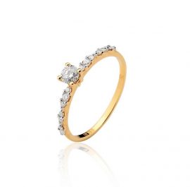 Anel em ouro amarelo 18k com diamante central e nas laterais08.0112.2.032